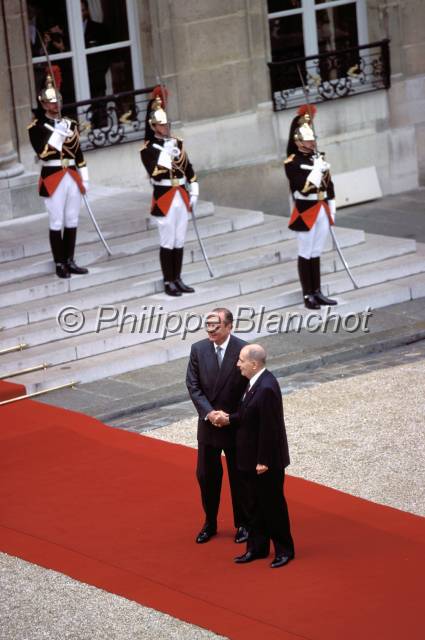 elysee 23.JPG - Francois Mitterand et Jacques Chirac lors de la passation de pouvoirPrésidentielle 1995Palais de l'ElyséeParisFrance